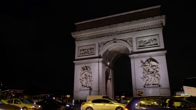 Nachtansicht-mit-Fahrzeugverkehr-auf-den-Arc-de-Triomphe-am-Champs-Élysées