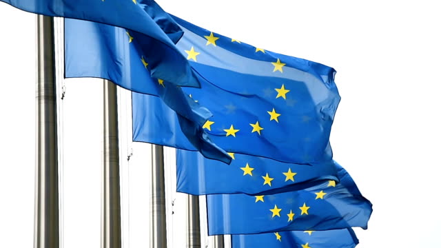 Europäische-Union-Flaggen-vom-Wind-außerhalb-des-Gebäudes-des-Europäischen-Rates