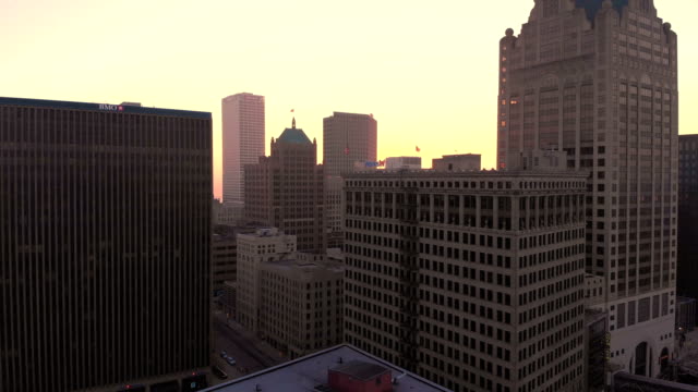 Luftaufnahme-von-Wolkenkratzern-in-amerikanischen-Stadt-in-der-Dämmerung.-Die-Innenstadt-von-Milwaukee,-Wisconsin,-Vereinigte-Staaten.-Drone-Schüsse,-Sonnenaufgang,-Sonnenlicht,-von-oben.
