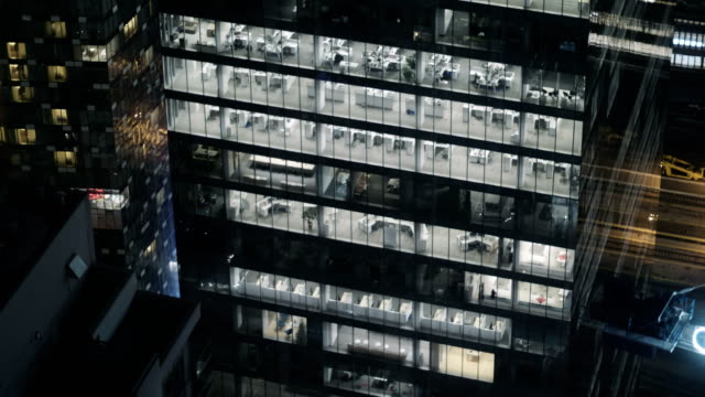 4K-außen-zur-Gründung-eines-modernen-Bürogebäudes-in-der-Nacht-erschossen.
