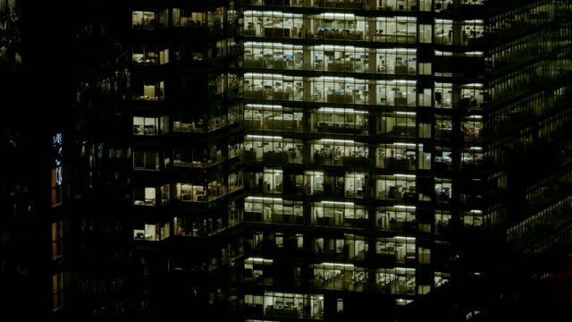 Establecimiento-de-Exterior-de-4K-la-foto-de-un-edificio-de-oficinas-moderno-en-la-noche.