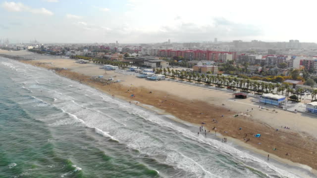 Blick-über-den-Strand-in-Valencia,-Spanien.-Flug-Drohnen-über-den-Strand-in-Valencia.-Blick-auf-die-Stadt-für-Touristen