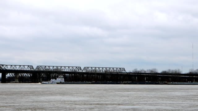 Timelapse-de-la-barcaza-fluvial-en-el-río-Mississippi-en-Memphis