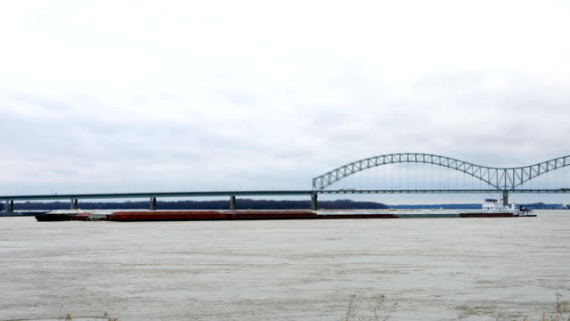 Timelapse-of-River-barges-on-Mississippi-River-at-Memphis