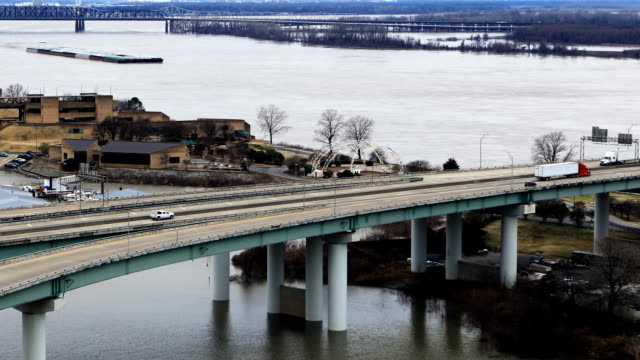 Timelapse-de-la-barcaza-fluvial-en-el-río-Mississippi-en-Memphis,-TN