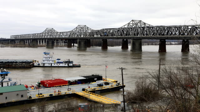 Timelapse-Mississippi-River-barge-at-Memphis