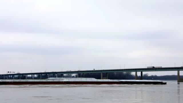 Timelapse-Mississippi-River-barge-by-Memphis,-Tennessee
