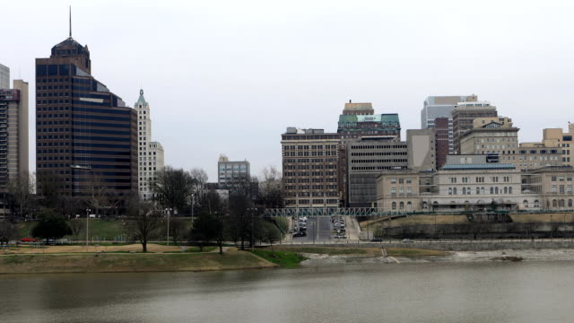 Timelapse-near-Mississippi-River-and-Memphis-downtown