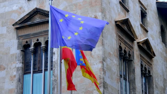 Flaggen-der-Europäischen-Union,-Spaniens-und-Valencia-auf-den-verchromten-Fahnenstangen