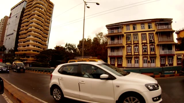 calles-de-Mumbai-casas-de-muchos-pisos-y-skyscraps-vista-de-la-calzada-de-Mouving-desde-el-día-nublado-coche