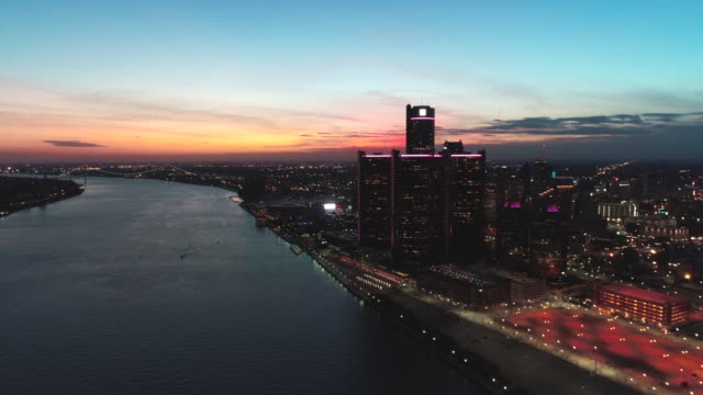 Skyline-of-Detroit-Michigan-at-sunset-aerial