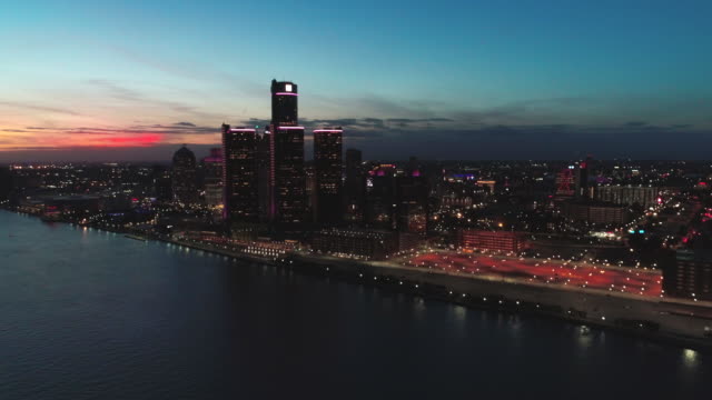 Skyline-von-Detroit-Michigan-bei-Sonnenuntergang-in-der-Luft