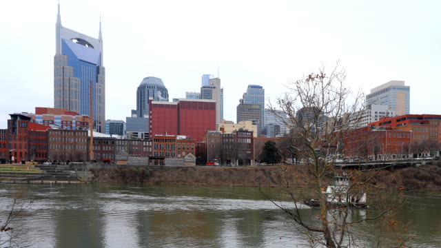 Timelapse-of-Nashville,-Tennessee-city-center-and-river