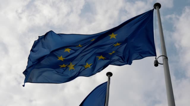 Die-Flagge-der-Europäischen-Union-flattert-stolz-in-der-Luft-an-einem-sonnigen-Tag-im-Frühling