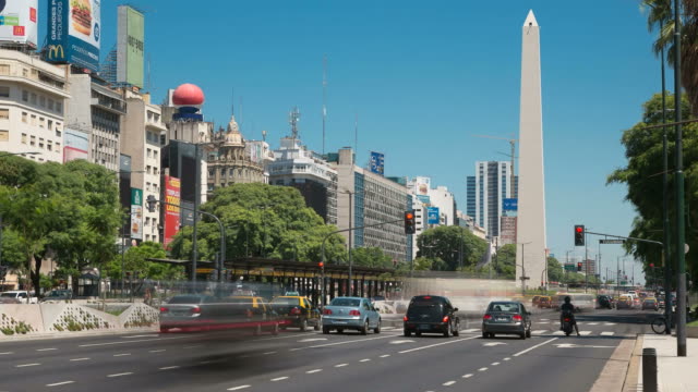 Argentina,-Buenos-Aires-Obelisco-con-tráfico-en-cuenta-la-hora-pico