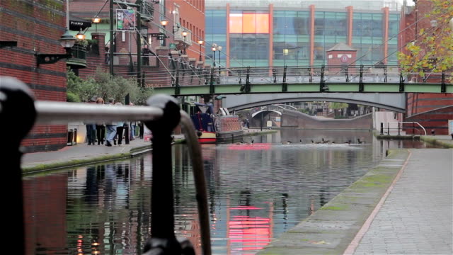 Vista-estrecha-enfoque-baranda-de-Birmingham-Canal