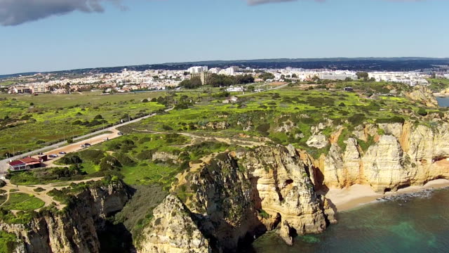 Luftaufnahme-von-natürlichen-Felsen-in-Lagos,-Portugal