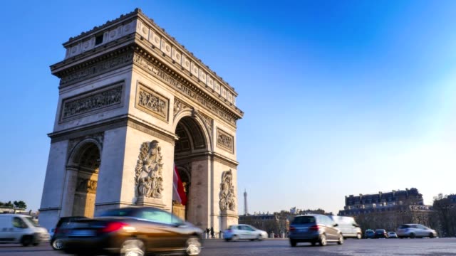 Arc-de-Triomphe-in-Paris-und-französische-Flagge