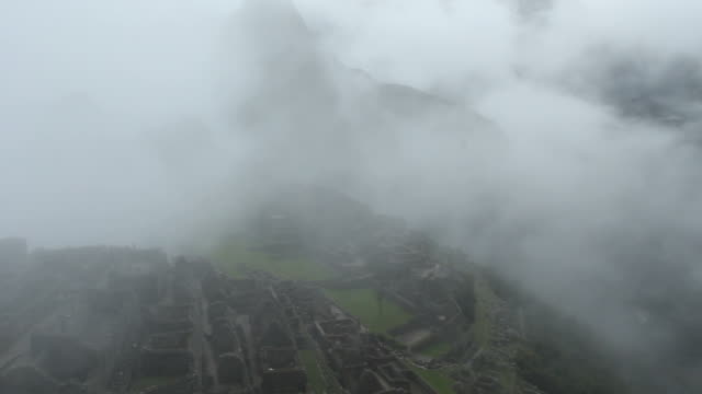 Machu-Picchu,-ancient-Inca-city-in-the-Andes,-Peru
