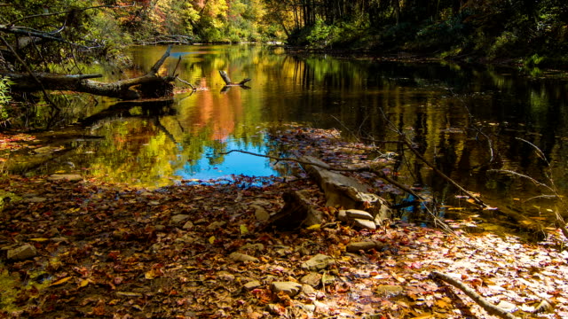 Ich-gegen-bis-zum-lebhaften-Herbstfarben-am-Wasserfall-Linville-River,-North-Carolina