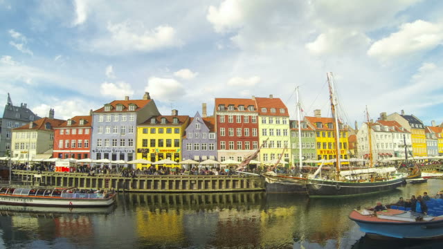 Coloridas-casas-y-embarcaciones-en-Copenhague