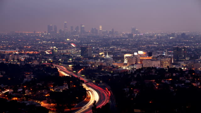 Los-Angeles-in-der-Nacht-die-Lichter-der-Autobahn-Verkehr