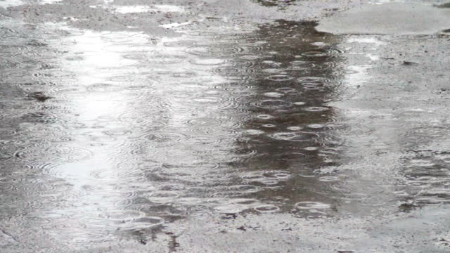 Lluvia-de-goteo-hasta-el-puddles.-Gotas-de-lluvia
