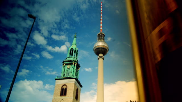Torre-de-televisión-en-Berlín,-Alemania,-time-lapse-vista