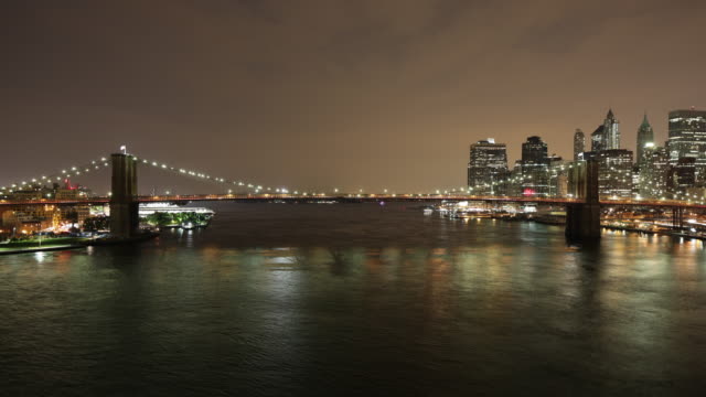 Puente-de-brooklyn-por-la-noche,-luz-4-K-time-lapse-de-la-ciudad-de-Nueva-york