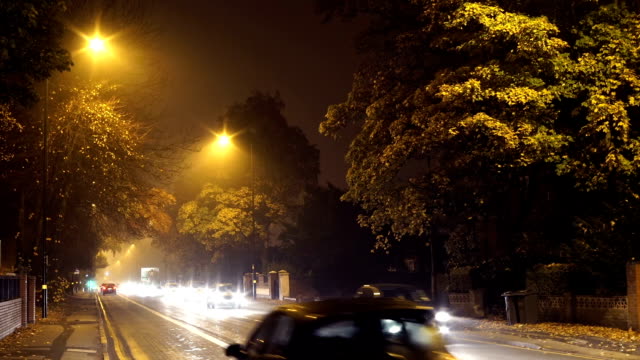Nacht-Zeit-Verkehr-auf-einer-Vorstadt-von-englischen-road.