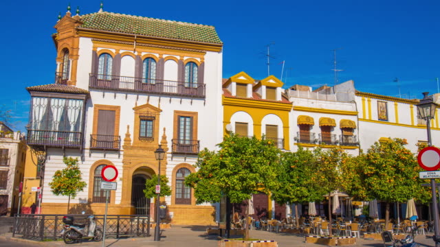 Sonne-Licht-blauer-Himmel-Hotel-in-Sevilla-Straße-Leben-4-k-Zeitraffer-Spanien