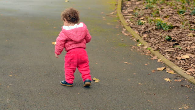 Niño-paseos-en-el-parque-solo