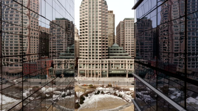 Time-lapse-of-traffic-on-office-building-reflection