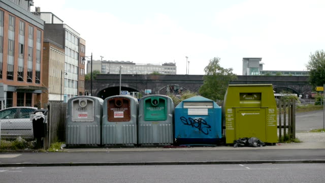 Recycling-Abfalleimer-auf-UK-Straße-in-der-Stadt.