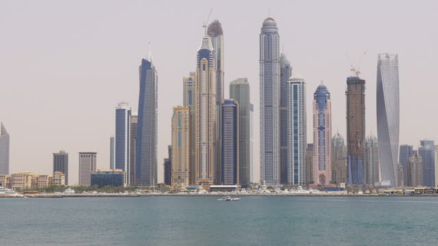 Luz-de-día-de-la-Marina-de-dubai,-Emiratos-Árabes-Unidos-famosos-edificios-panorama-4-K