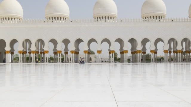 Emiratos-Árabes-Unidos-día-de-verano-semáforo-principal-vista-a-la-mezquita-sala-de-4-K