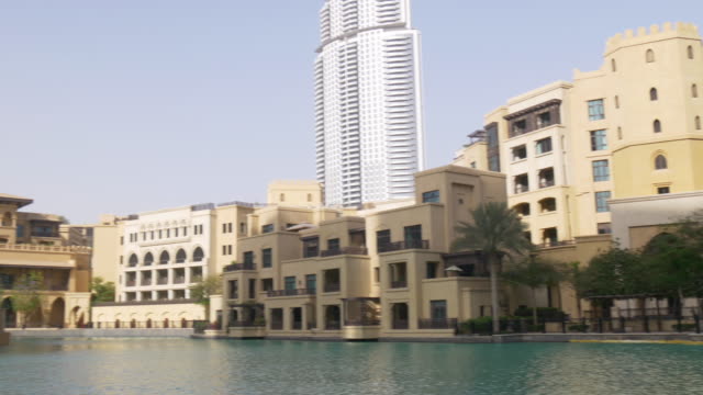 Centro-comercial-de-dubai,-Emiratos-Árabes-Unidos-día-de-verano-bloque-turísticas-panorama-4-K