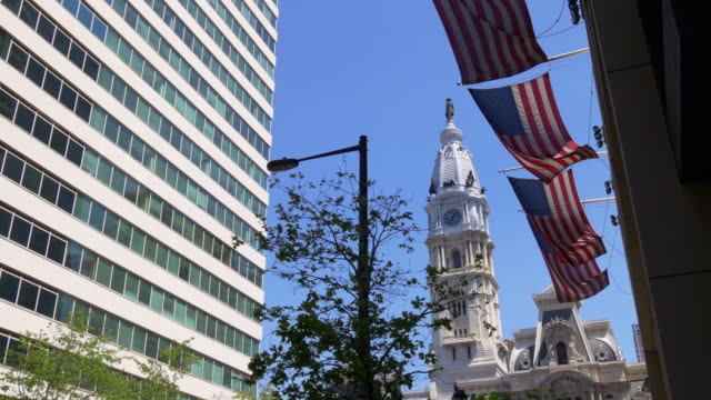 Vereinigte-Staaten-tagsüber-amerikanische-Flagge-Philadelphia-Stadt-Halle-auf-4-k,-Pennsylvania