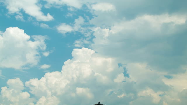 Düsenverkehrsflugzeug-auf-endgültige-Ansatz-von-unten-mit-epischen-Wolken