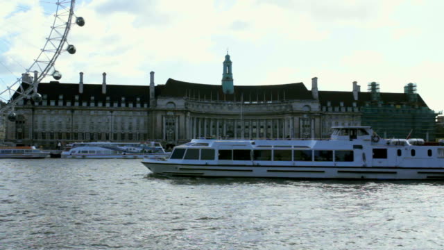 Der-berühmte-Land-Halle-und-crouise-Schiffe.-London,-UK