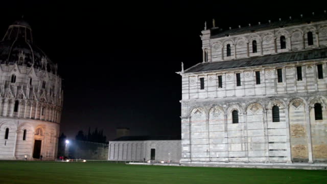 Plaza-de-los-milagros,-Pisa-por-la-noche