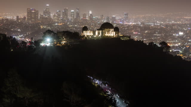 Parque-y-observatorio-Griffith-y-de-Los-edificios-del-centro-de-la-ciudad-de-Los-Ángeles-por-la-noche-:-Lapso-de-tiempo