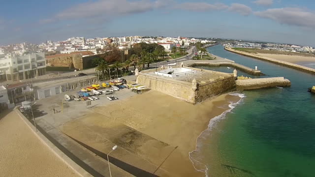 Luftbild-von-Lagos-und-Festung-Fortaleza-in-Portugal