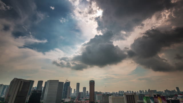 helle-sonnige-Tag-Singapur-sky-4-k-Zeitraffer-vom-Dach