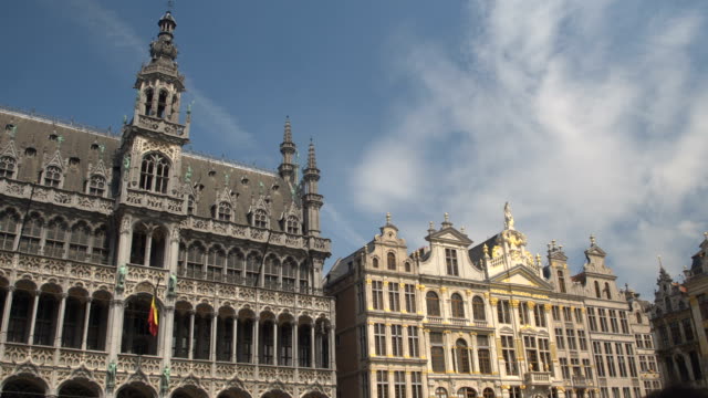 CLOSE-UP:-Stunning-ornamentation-on-historic-buildings-on-Great-Market,-Brussels