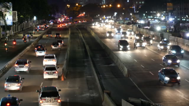 Tráfico-de-la-noche-en-Yakarta,-Indonesia