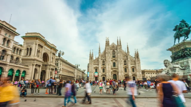 Italia-Milán-ciudad-más-famoso-duomo-Catedral-verano-Plaza-día-panorama-4k-lapso-de-tiempo