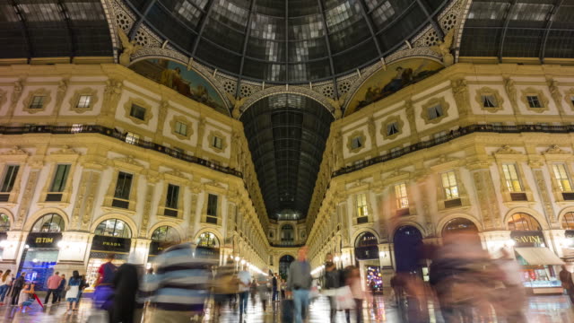 Italien-Nacht-Beleuchtung-Luxus-Galleria-Vittorio-Emanuele-Zentrum-Panorama-4-k-Zeit-hinfällig,-Mailand
