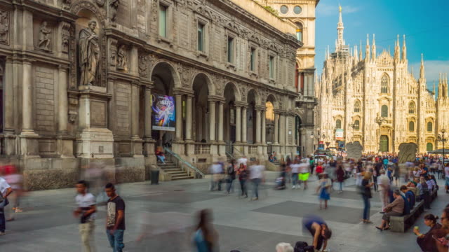Italia-verano-día-Milán-mercanti-calle-duomo-Catedral-panorama-4k-lapso-de-tiempo