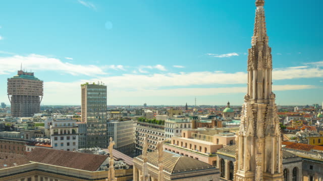 Italien-sonnigen-Himmel-Mailänder-Dom-auf-der-Dachterrasse-Blick-Punkt-Stadtpanorama-4k-Zeitraffer